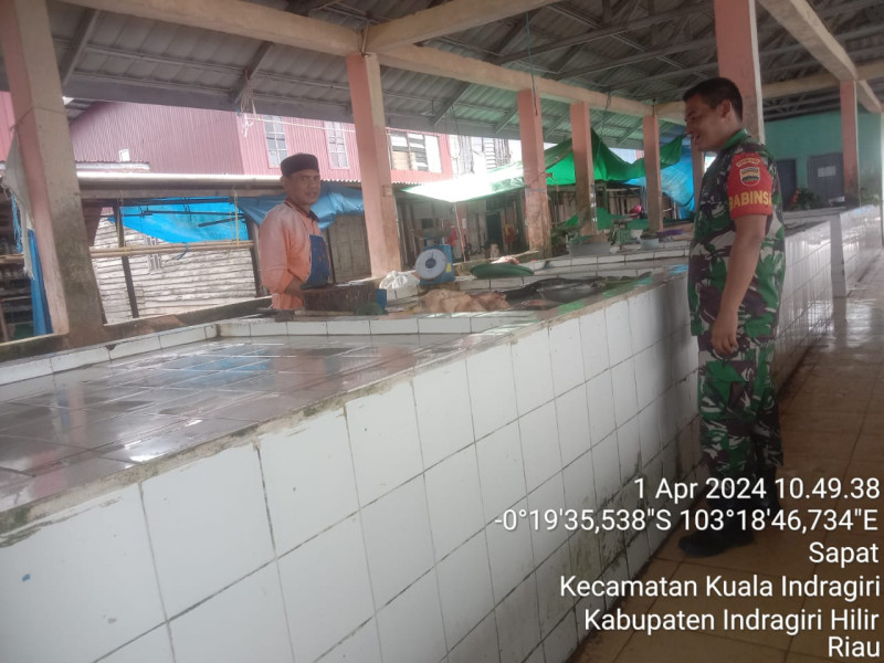 Babinsa Koramil 04/Kuindra Giat Lakukan Hanpangan Pengecekan Harga Sembako di Pasar Tradisional