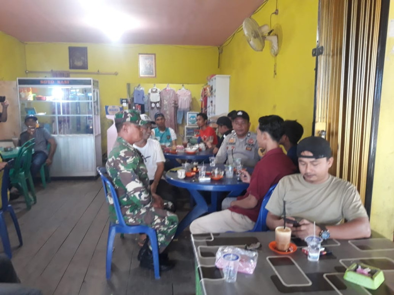 Babinsa Koramil 05/GAS Kodim 0314/Inhil Dengan Serma Sasmito Giat Laksanakan Komsos