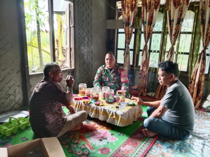 Harmonisasi Hubungan; Babinsa Koramil 07/Reteh Laksanakan Komsos dengan Warga Kelurahan Metro