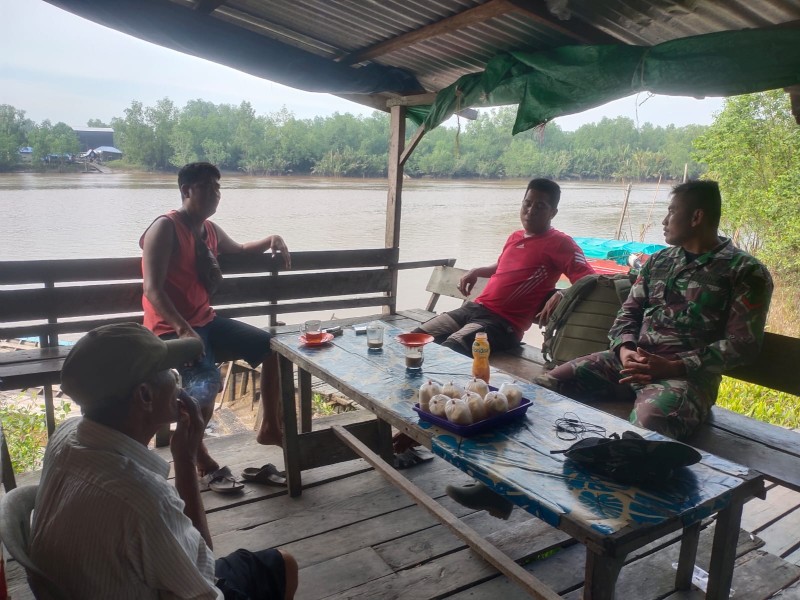 Menjalin Silaturahmi Secara Rutin: Babinsa Koramil 07/Reteh Laksanakan Komsos