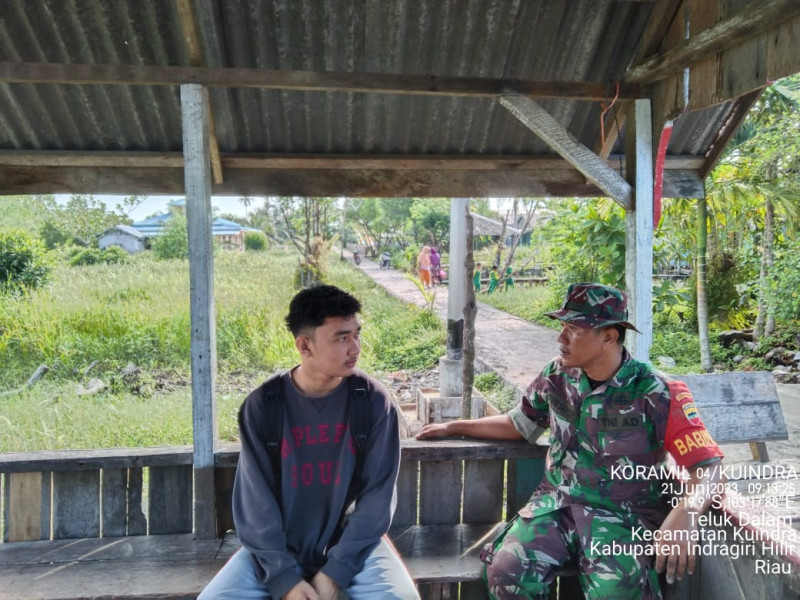 Babinsa Koramil 04/Kuindra Saling Bertukar Pendapat Bersama Warga dan Jalin Silaturahmi