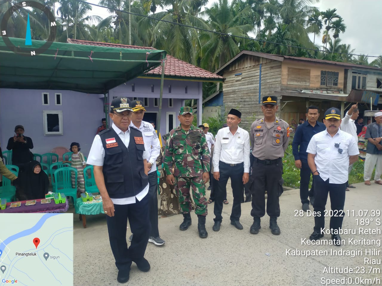 Danramil 09/Kemuning Dampingi Bupati Inhil Dalam Kunjungan dan Penyerahan Bantuan Kepada Warga