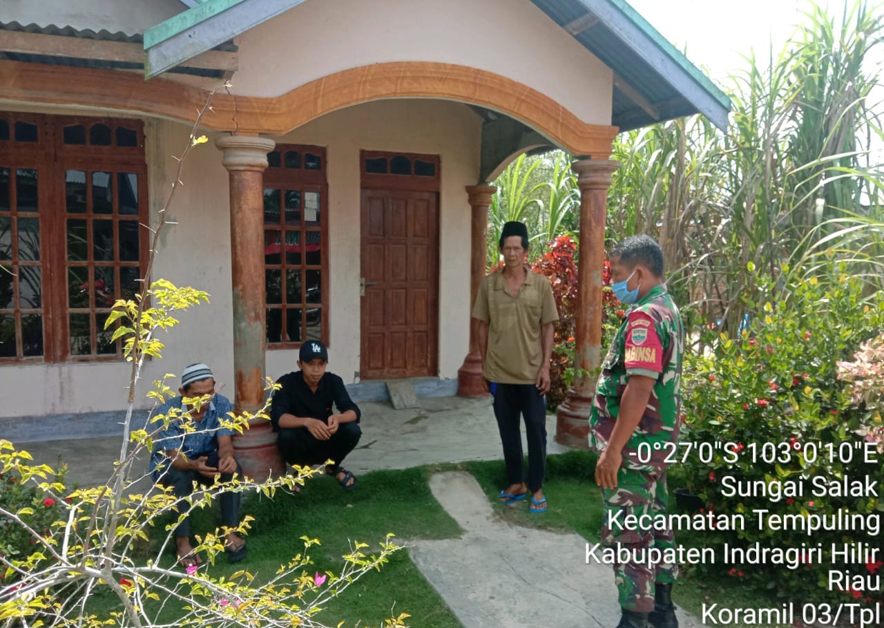 Babinsa Koramil 03/Tempuling Komsos Dengan Ketua RT 005 Sungai Salak