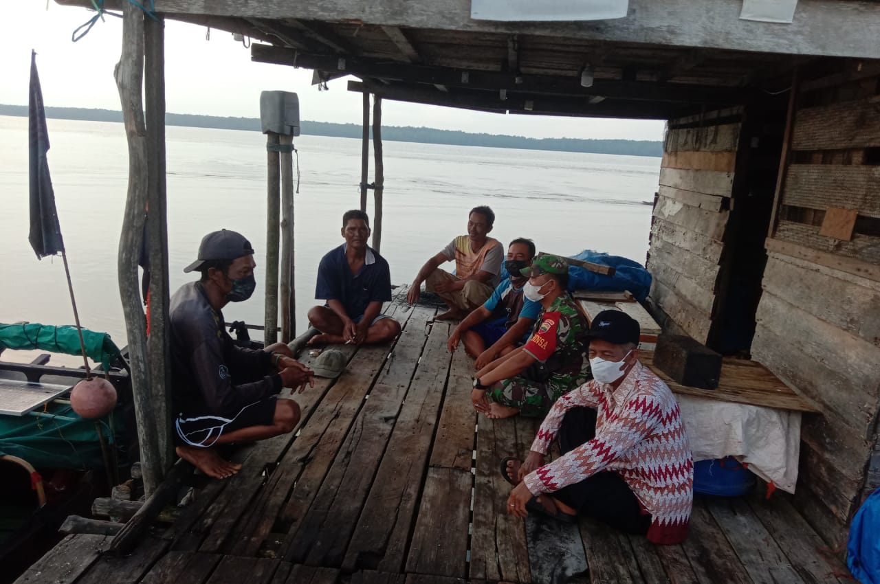 Hadapi Cuaca yang Ekstrim, Babinsa Koramil 04/Kuindra Lakukan Komsos Bersama Nelayan