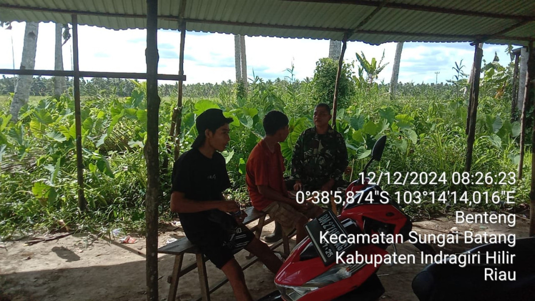 Babinsa Koramil 07/Reteh Gelar Komsos, Perkuat Hubungan dengan Masyarakat