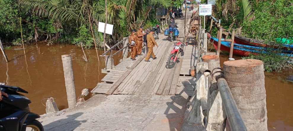 Respon Cepat, Forkopimcam Batang Tuaka Langsung Berikan Tindakan Terhadap Jembatan Sungai Piring