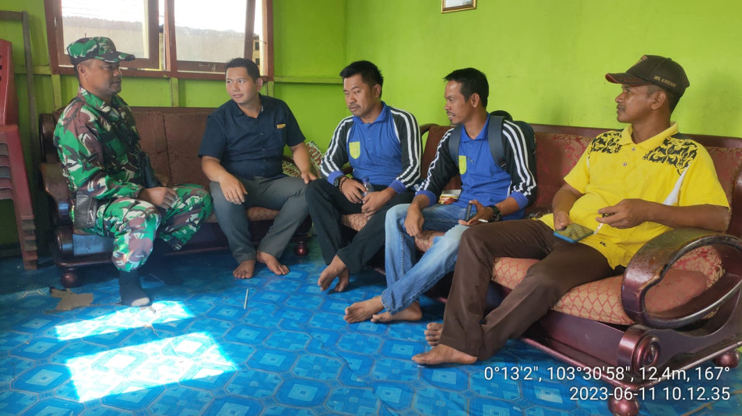 Perkuat Sinergitas, Babinsa Koramil 10/Pelangiran Lakukan Komsos dengan Aparat Desa Hidayat