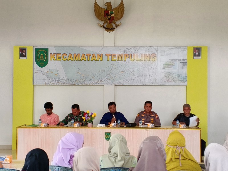 Babinsa Sertu Angga Wahyu Laksmana Hadiri Pembentukan Panitia HUT RI Ke-80 di Kecamatan Tempuling, Membangun Semangat Kemerdekaan
