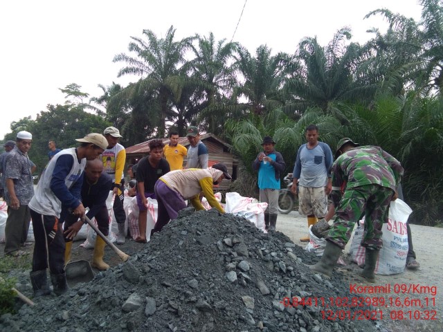 Jalan Rusak Parah, Babinsa Talang Jangkang Bersama Warga Lakukan Goro Penimbunan