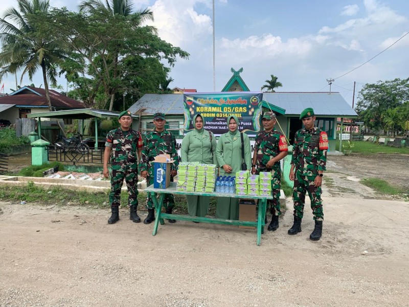 Ramadhan Berkah, Koramil 05/Gas Berbagi Takjil Untuk Berbuka Puasa