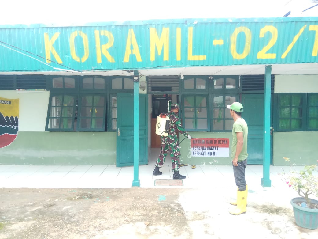 Lawan Covid-19, Koramil 02/Tanah Merah Semprotkan Disinfektan di Makoramil