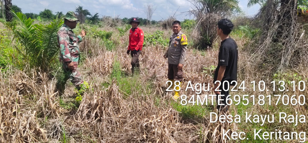 Bersama Masyarakat, Babinsa Peltu Doni Akmal Turun Untuk Lakukan Patroli Karlahut