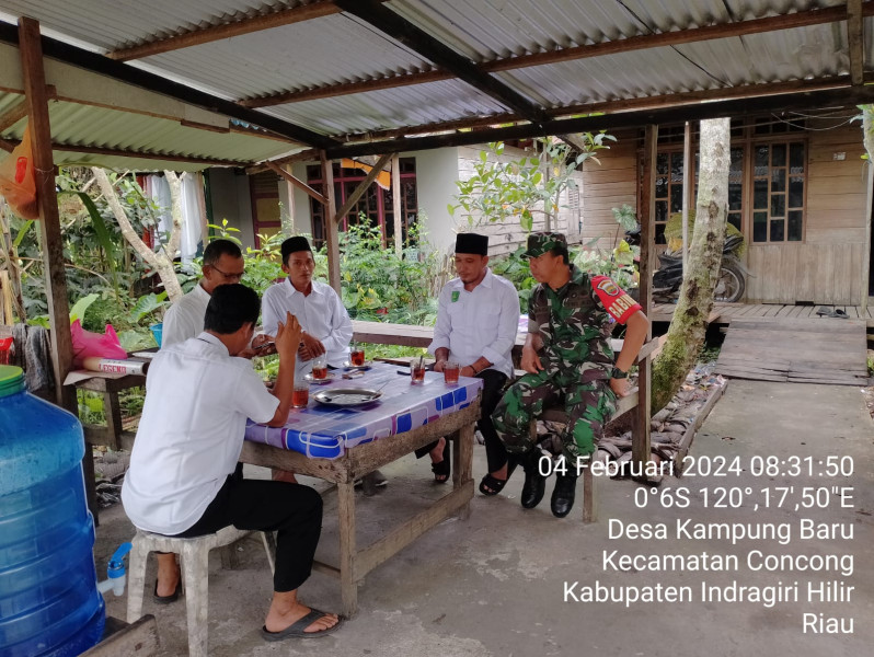 Melalui Komsos, Babinsa Koramil 04/Kdr Mempererat Hubungan Kekeluargaan Dengan Perangkat Desa