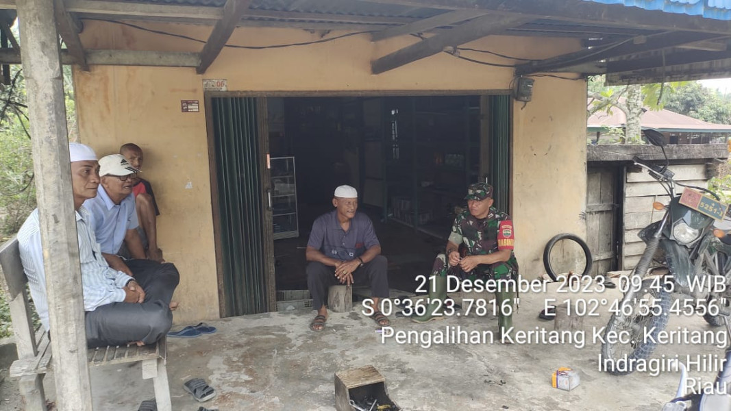 Wujudkan Kebersamaan Melalui Komsos Bersama Babinsa Koramil 09/Kmg dan Warga