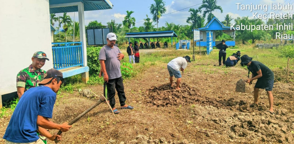 Babinsa Serda M. Tahir Jalankan Komsos Sekaligus Gotong Royong Demi Kebersihan Lingkungan