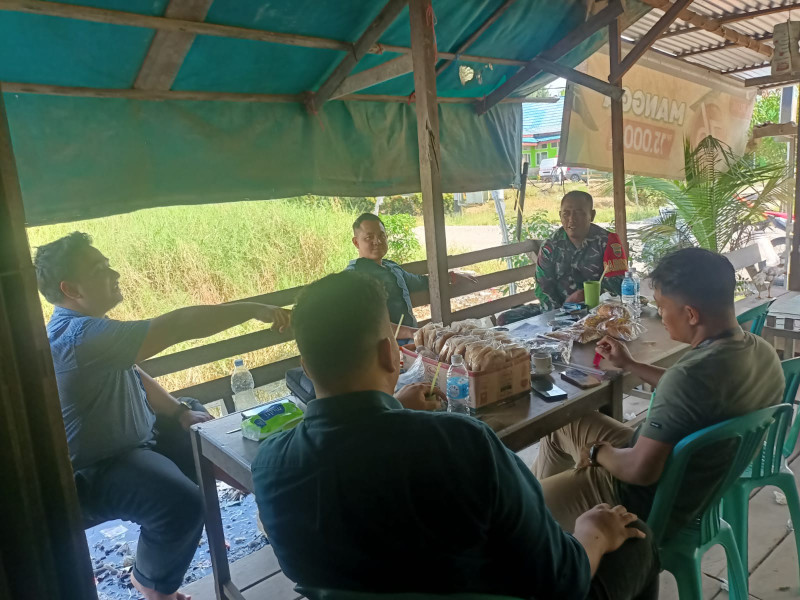 Harmonisasi Hubungan dengan Warga, Babinsa Koramil 07/Reteh Rutin Lakukan Komsos