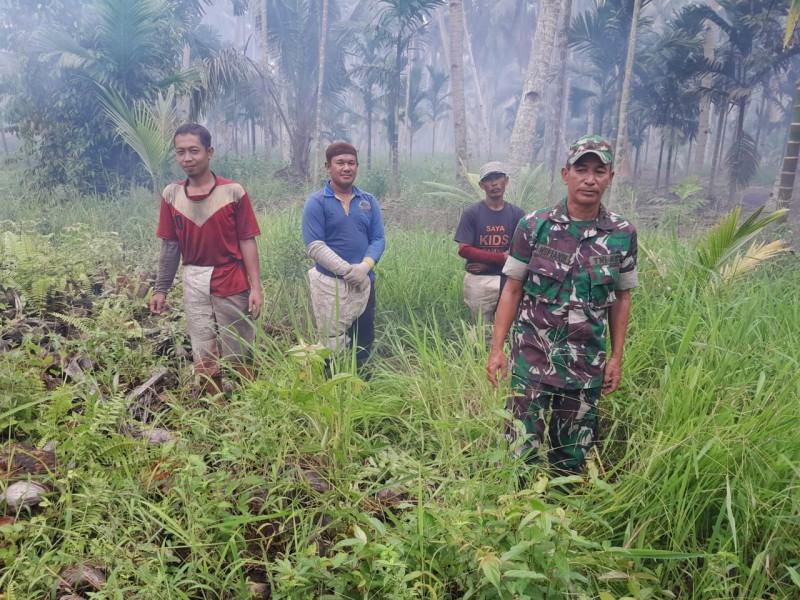 Patroli di Parit 4: Babinsa Koramil 07/Reteh dan Masyarakat Bersinergi untuk Mengantisipasi Karhutla
