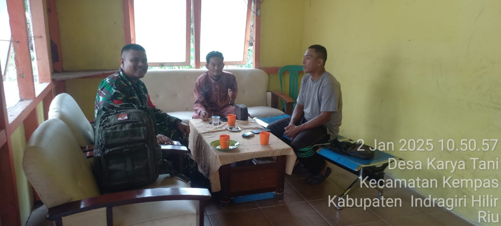 Babinsa Koramil 03/Tpl Komsos Bersama Perangkat Desa dan Warga Desa Karya Tani