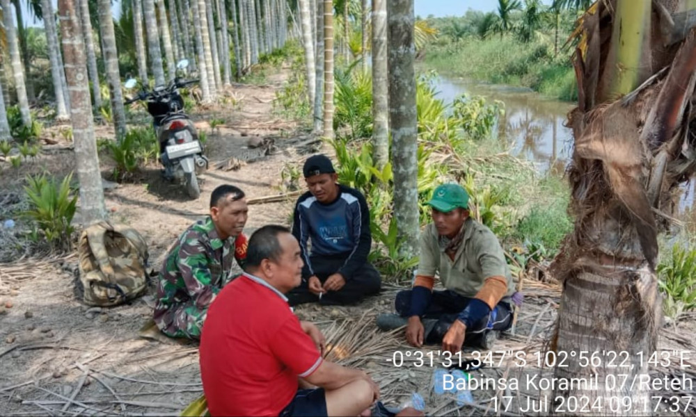 Wujudkan Pembangunan Desa, Babinsa Serka Yadi Yanto Berikan Informasi Kepada Masyarakat Setempat
