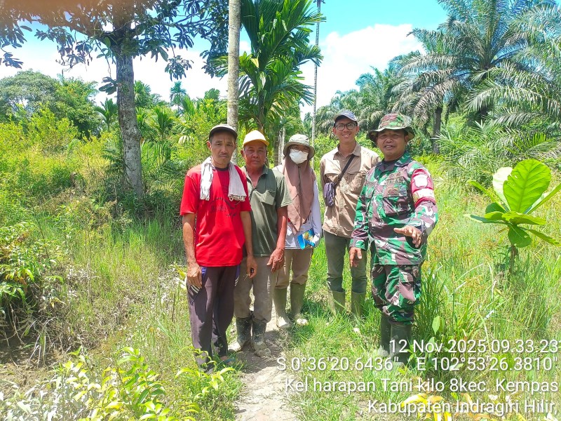 Patroli Tapal Batas: Babinsa Serka N. Sipayung Pastikan Wilayah Kempas Bebas Api dan Asap