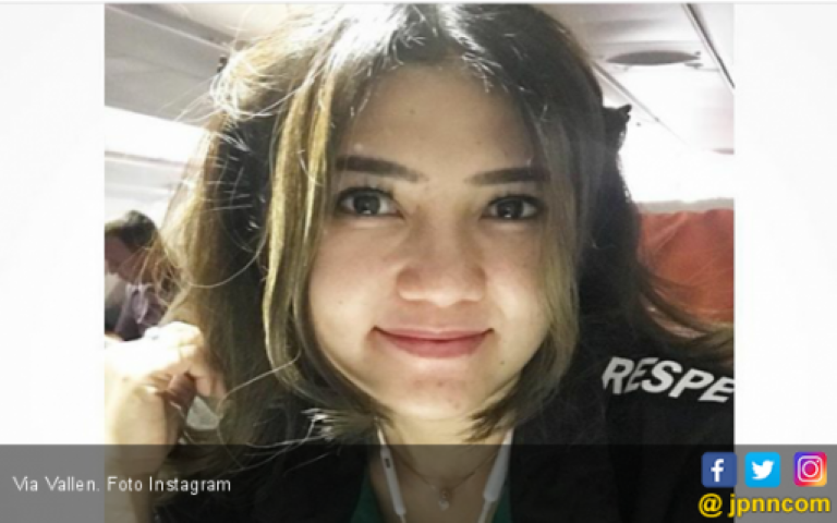 Via Vallen Diminta Turun dari Pesawat