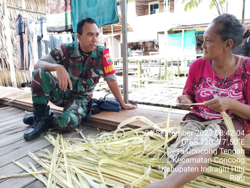 Himbauan Babinsa Koramil 04/Kuindra Kepada Masyarakat Agar Terus Berhati-hati Pada Saat Bepergian