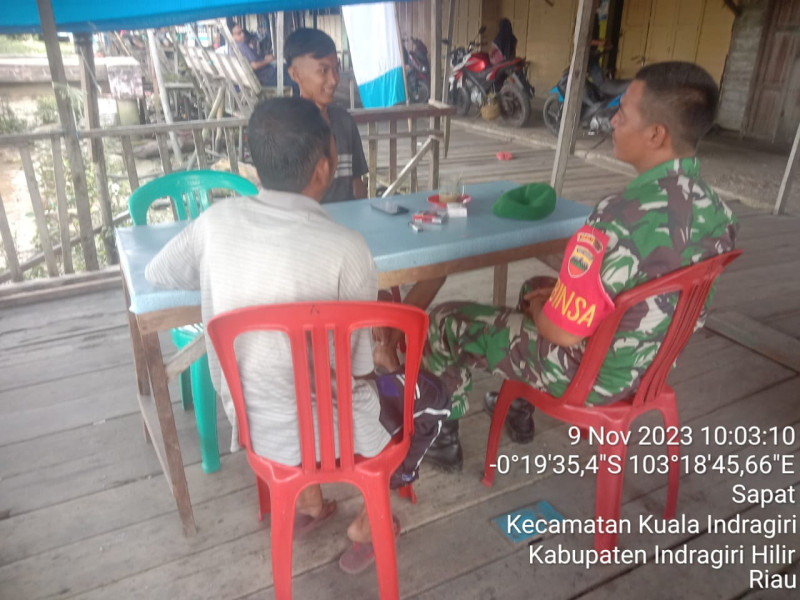 Rangkul Semua Perbedaan Melalui Komsos Bersama Babinsa Koramil 04/Kuindra