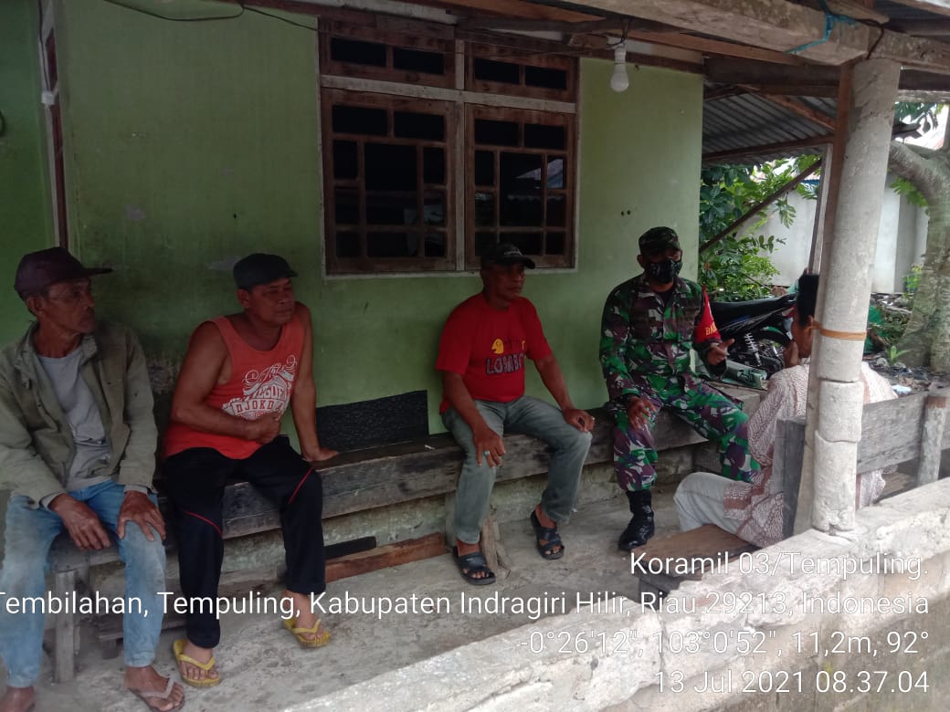 Jaga Kamtibmas di Wilayah, Babinsa 03/Tempuling Komsos Bersama Tokoh Pemuda Sungai Salak