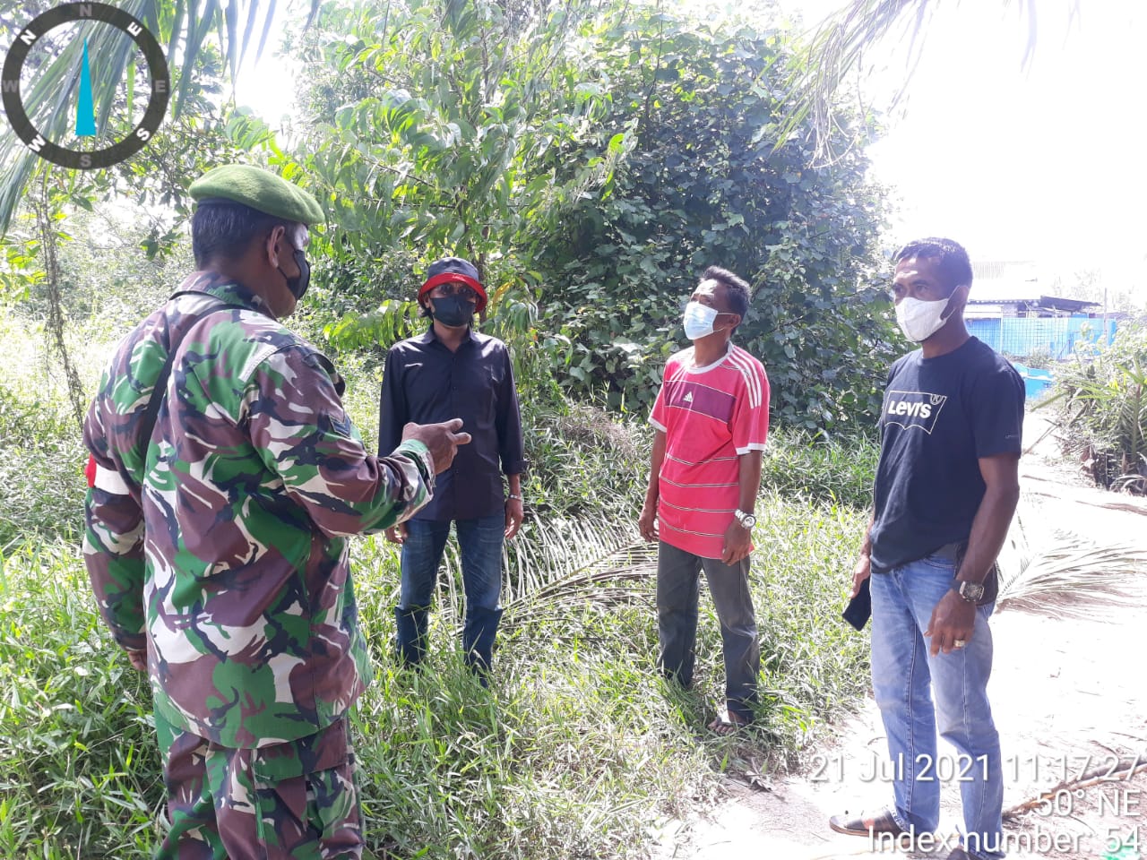 Sertu Wirman Bersama Warga Patroli Karhutla di Desa Air Tawar