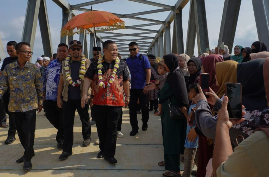 Pj Gubri Resmikan Jembatan Desa Rantau Kasih