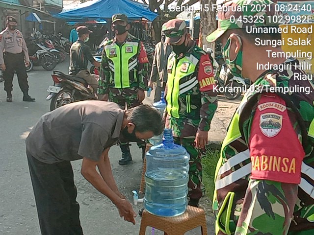 Tegakkan Disiplin Protokol Kesehatan, Babinsa 03/Tempuling Bersama Satgas Sambangi Pasar Tradisional