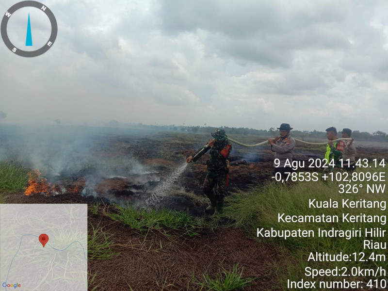 Memasuki Musim Kemarau, Babinsa Koramil 09/Kmg Lakukan Proses Pemadaman Titik Api