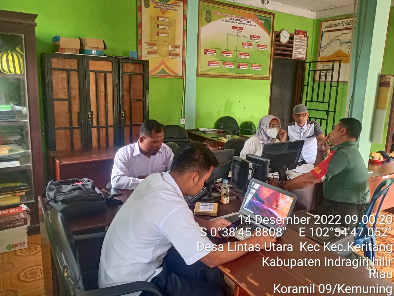 Jalin Silaturahmi Bersama Aparat Desa Melalui Komsos Babinsa Koramil 09/Kemuning