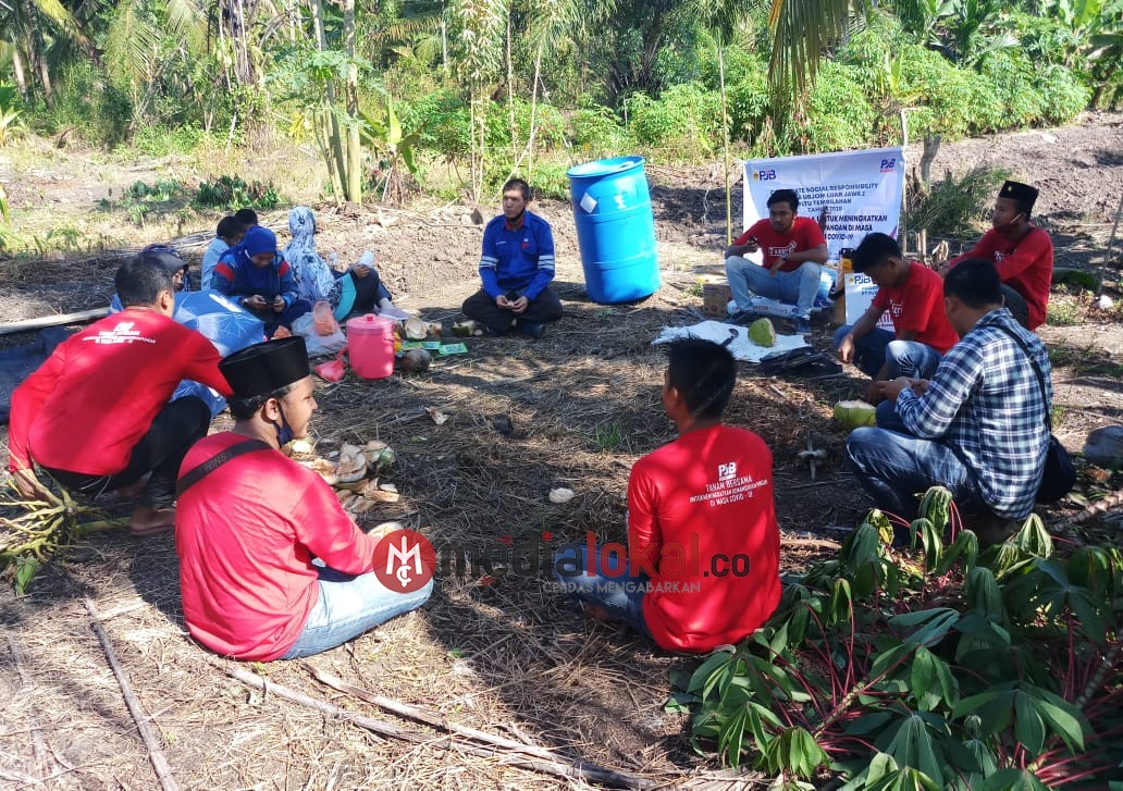 Gandeng TamBera, PT PJB Services PLTU Tembilahan Berikan Bantuan Alat dan Bibit Perkebunan Ke Warga