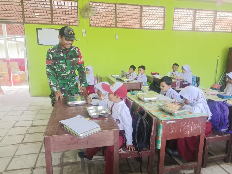 Babinsa Koramil 03/Tempuling Dukung Pelaksanaan Program MBG di Sungai Salak
