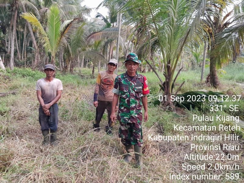 Babinsa Koramil 07/Reteh Turun Untuk Patroli Karhutla Sekaligus Sosialisasi