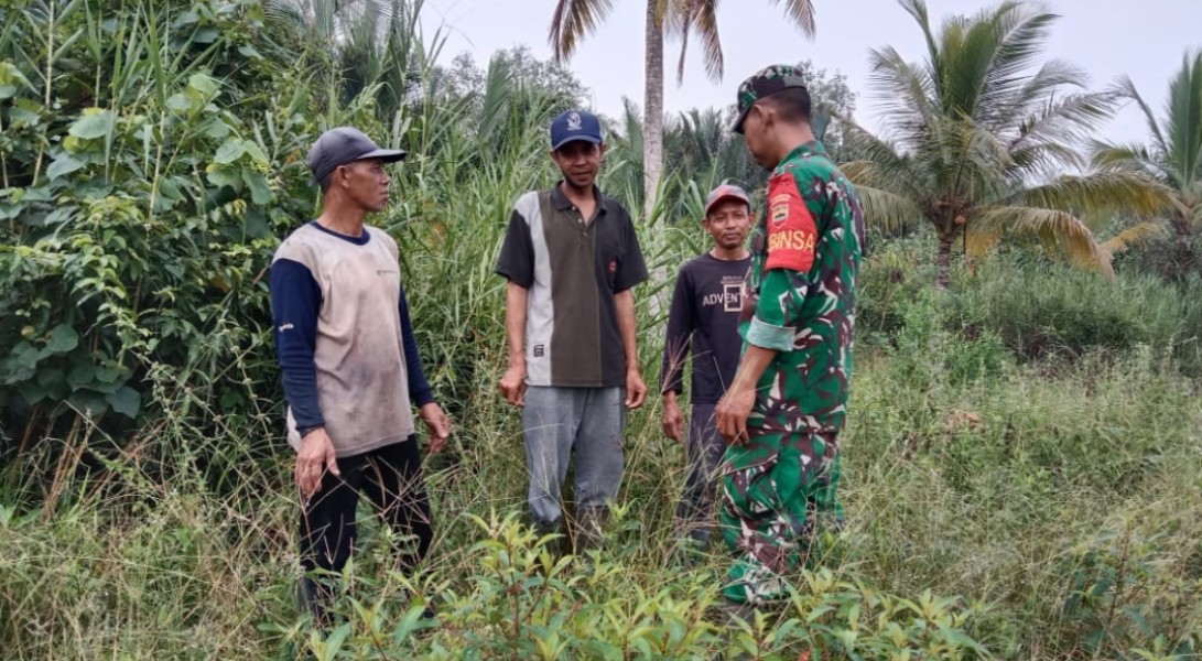 Babinsa Koramil 07/Reteh Laksanakan Patroli Karhutla di Desa Pandan Sari