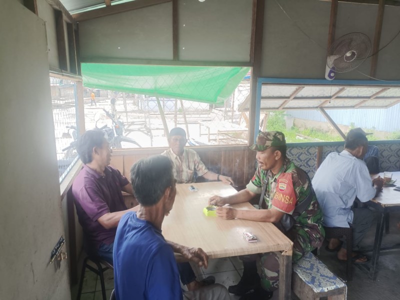 Sambangi Tomas Desa Harapan Jaya, Babinsa Kopka RH Tambunan Lakukan Komsos