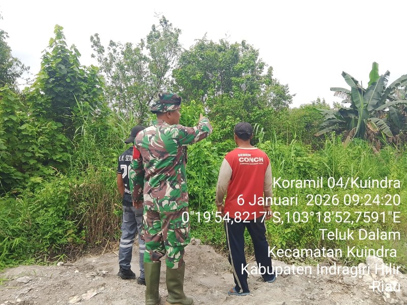 Upaya Pencegahan Karhutla, Babinsa Koramil 04/Kuindra Laksanakan Patroli Tapal Batas di Desa Teluk Dalam