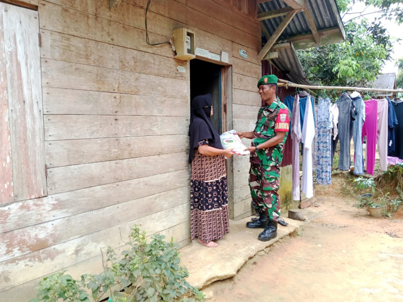 Berikan Sembako Kepada Masyarakat Sebagai Bentuk Kepedulian Babinsa Koramil 09/Kmg