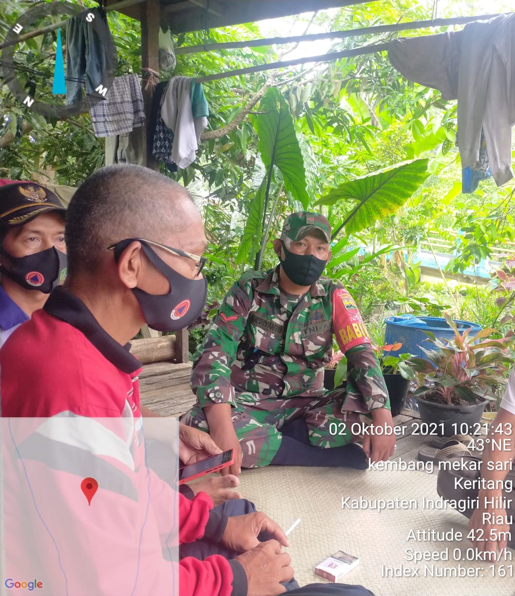 Babinsa Lakukan Komsos Bersama Masyarakat di Kembang Mekar Sari