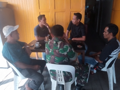 Babinsa Koramil 05/Gas Melalui Komsos Di Warung Kopi Eratkan Silaturahmi Bersama Warga