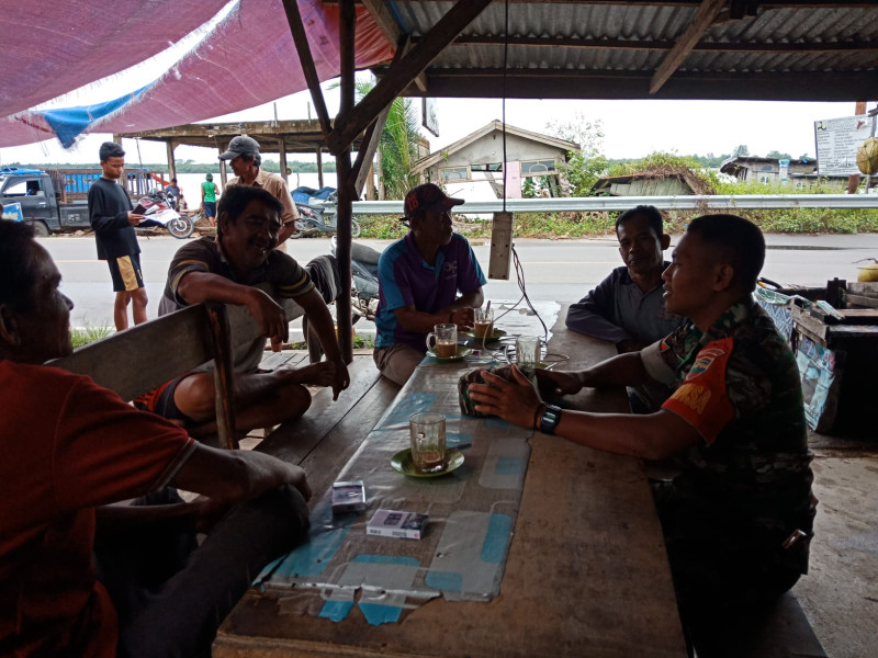 Babinsa Koramil 05/Gas Koptu Suriadi Laksanakan Komunikasi Sosial Bersama Warga Desa Pintasan
