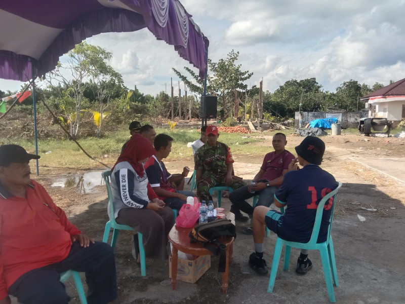 Bersama Panitia Turnamen, Babinsa Koramil 04/Kuindra Jalin Terus Silaturahmi Antar Sesama