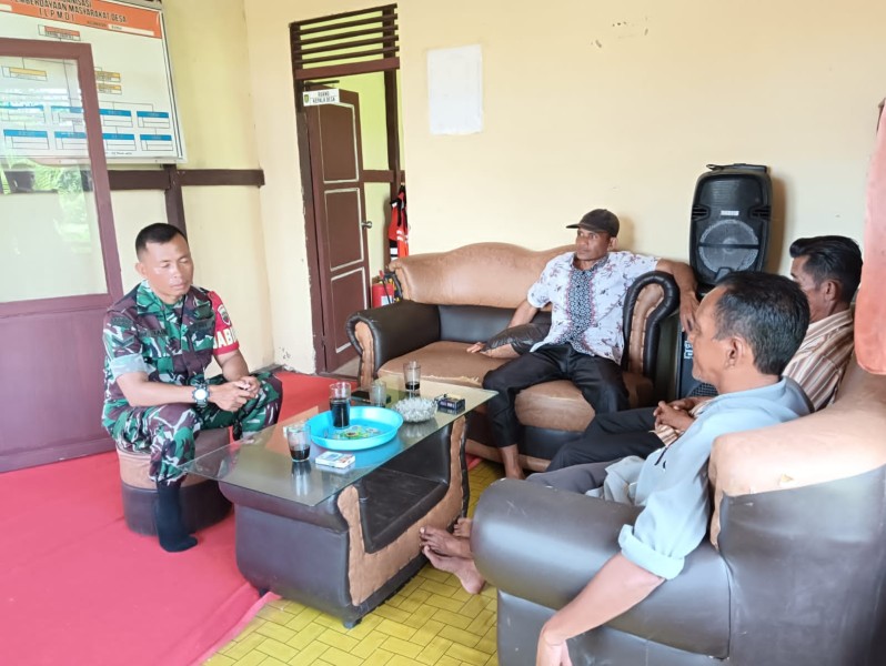 Babinsa Koramil 07/Reteh Bangun Sinergitas dengan Aparat Desa Sungai Terab
