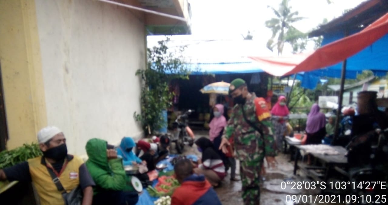 Babinsa Desa Rantau Panjang Komsos dengan Masyarakat di Pasar Tradisional