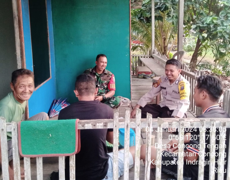 Jalin Silaturahmi, Babinsa Dan Bhabinkamtibmas Komsos Dengan Warga