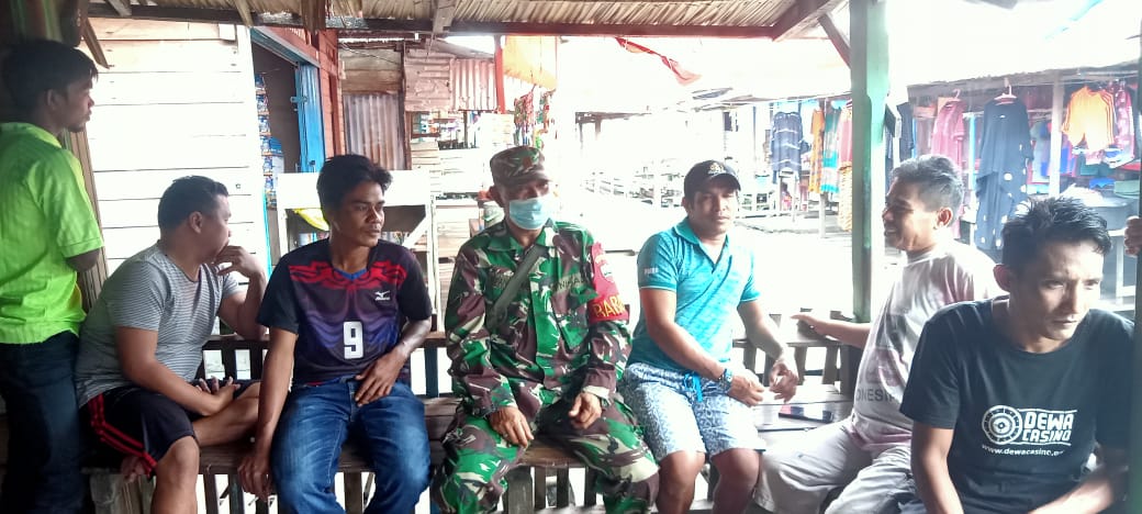 Babinsa 04/Kuindra Komsos di Wilayah Concong Luar, Ingatkan Warga Patuhi Protkes