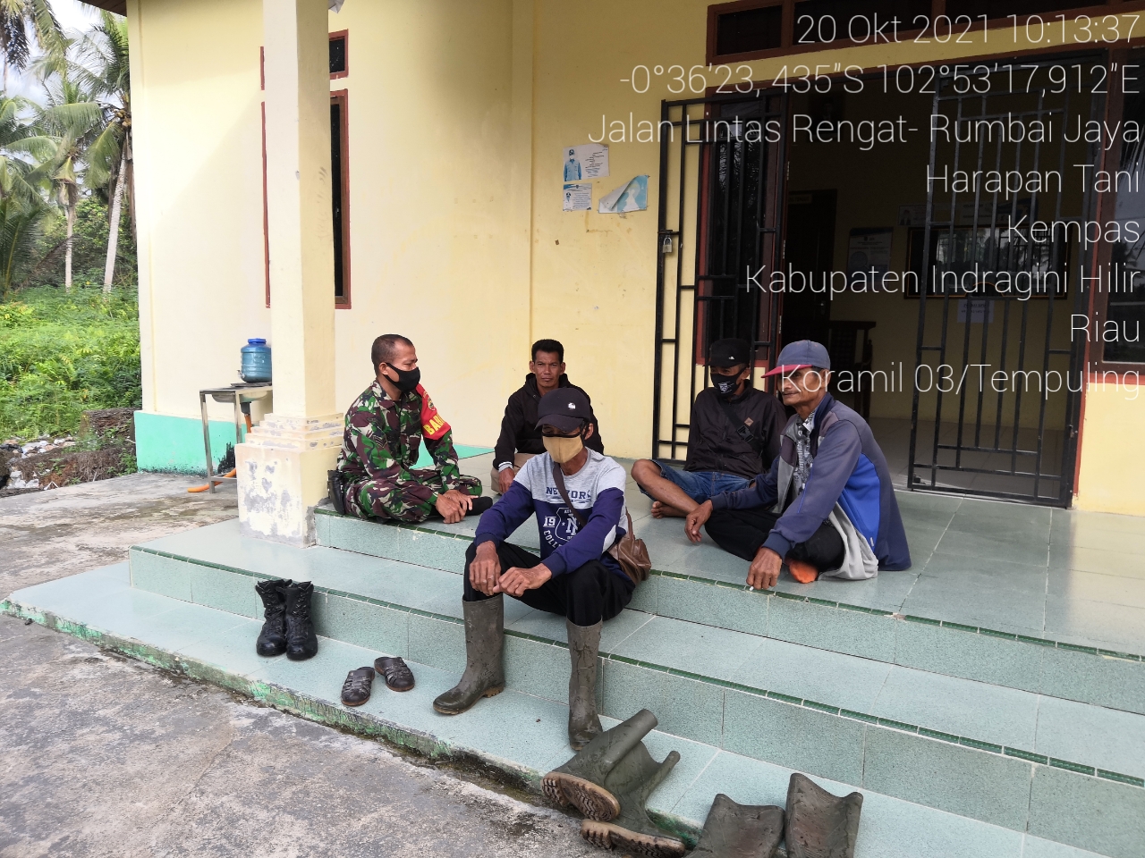 Saat Komsos, Babinsa Koramil 03/Tempuling Imbau Menjaga Ketertiban Jelang Pilkades 