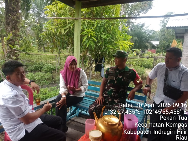 Membangun Desa yang Bersih dan Aman, Serda Riko Saputra Babinsa Koramil 03/Tpl Laksanakan Komsos dengan Masyarakat
